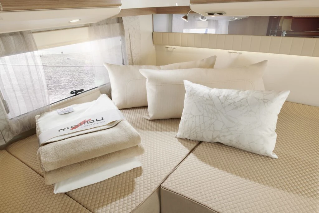 Optional: Malibu Schlafwelt und Deko-Set, bestehend aus Dekokissen, Jacquard-Wohndecke mit eingewebten Malibu Logo und einem Spannbettlaken-Set, passgenau für jeden Grundriss