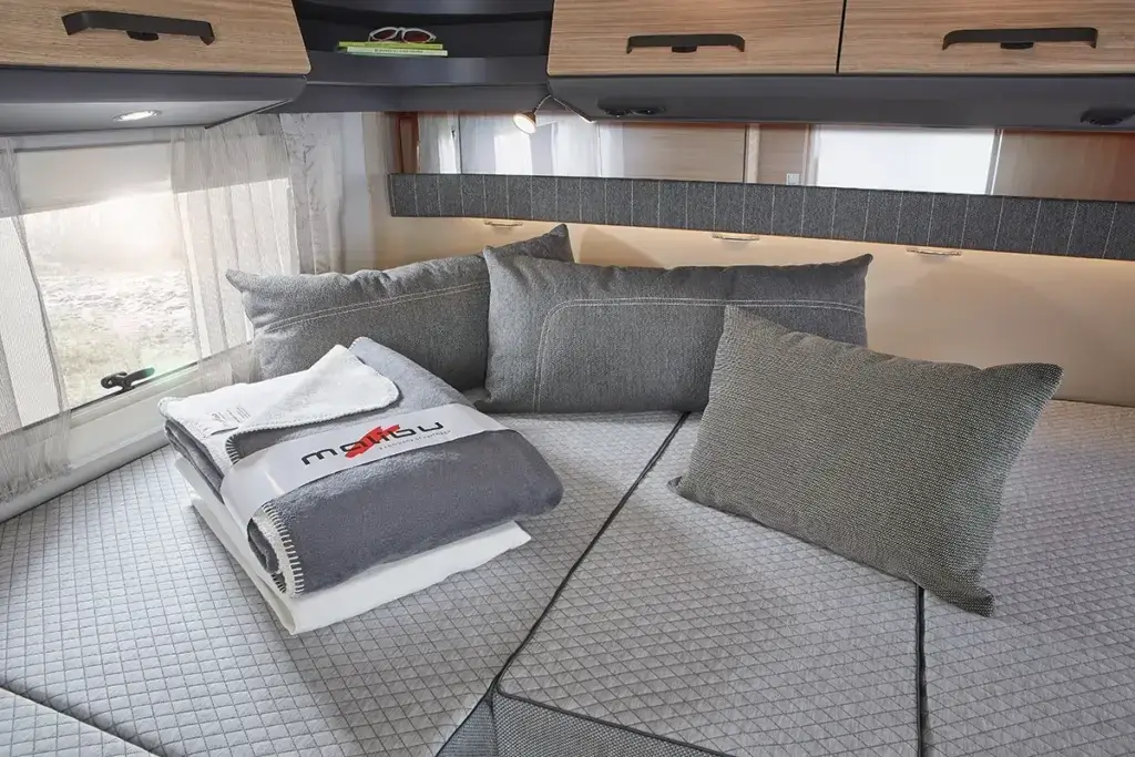 Optional: Malibu Schlafwelt und Deko-Set, bestehend aus Dekokissen, Jacquard-Wohndecke mit eingewebten Malibu Logo und einem Spannbettlaken-Set, passgenau für jeden Grundriss