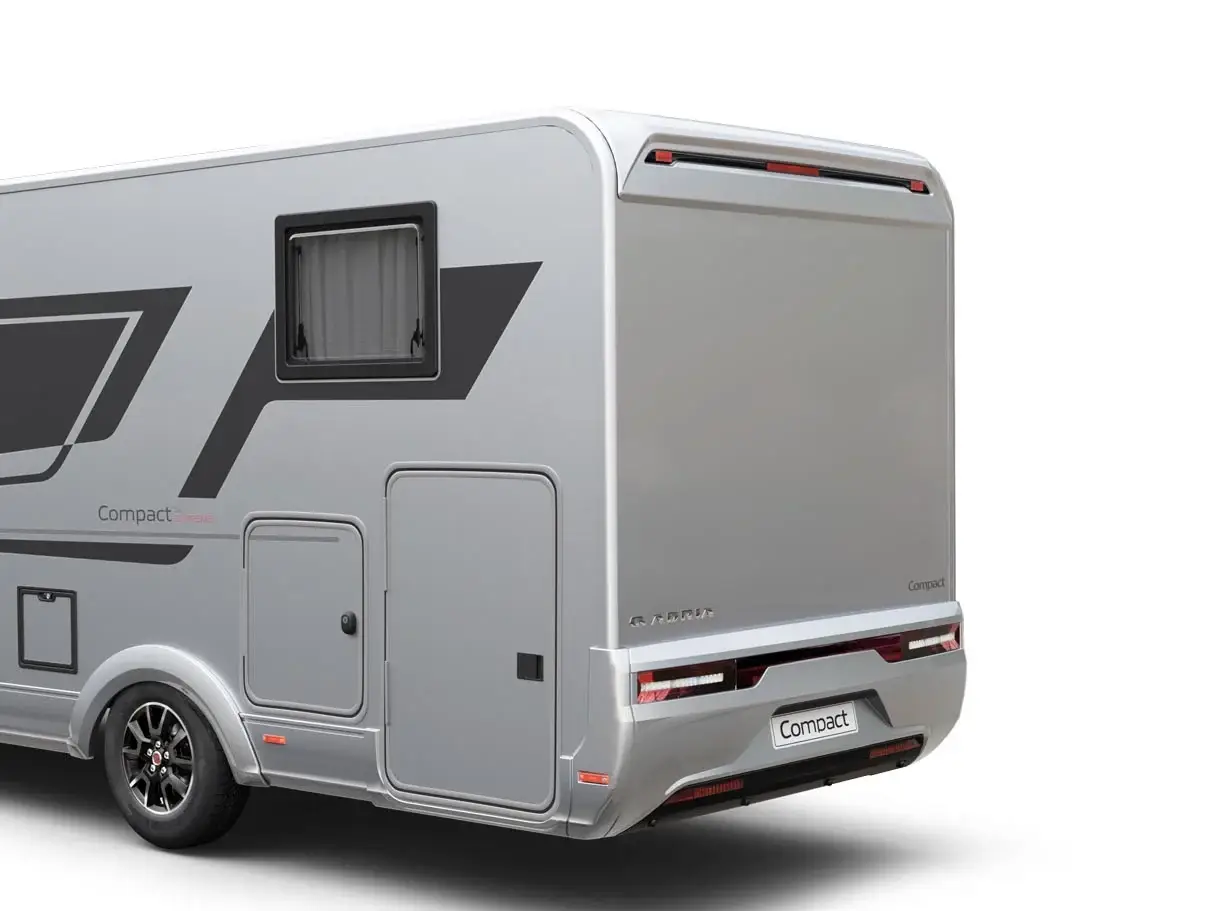 Heckansicht des Adria Compact Supreme SL mit Serviceklappe