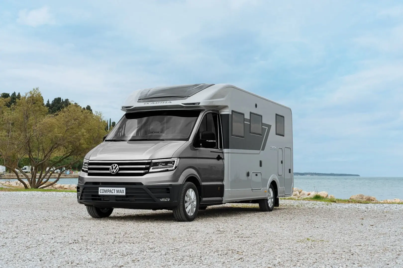 Adria Compact Max auf Volkswagen Crafter am Wasser
