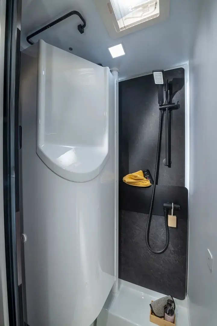 Separate Duschkabine im Adria Compact Max DL