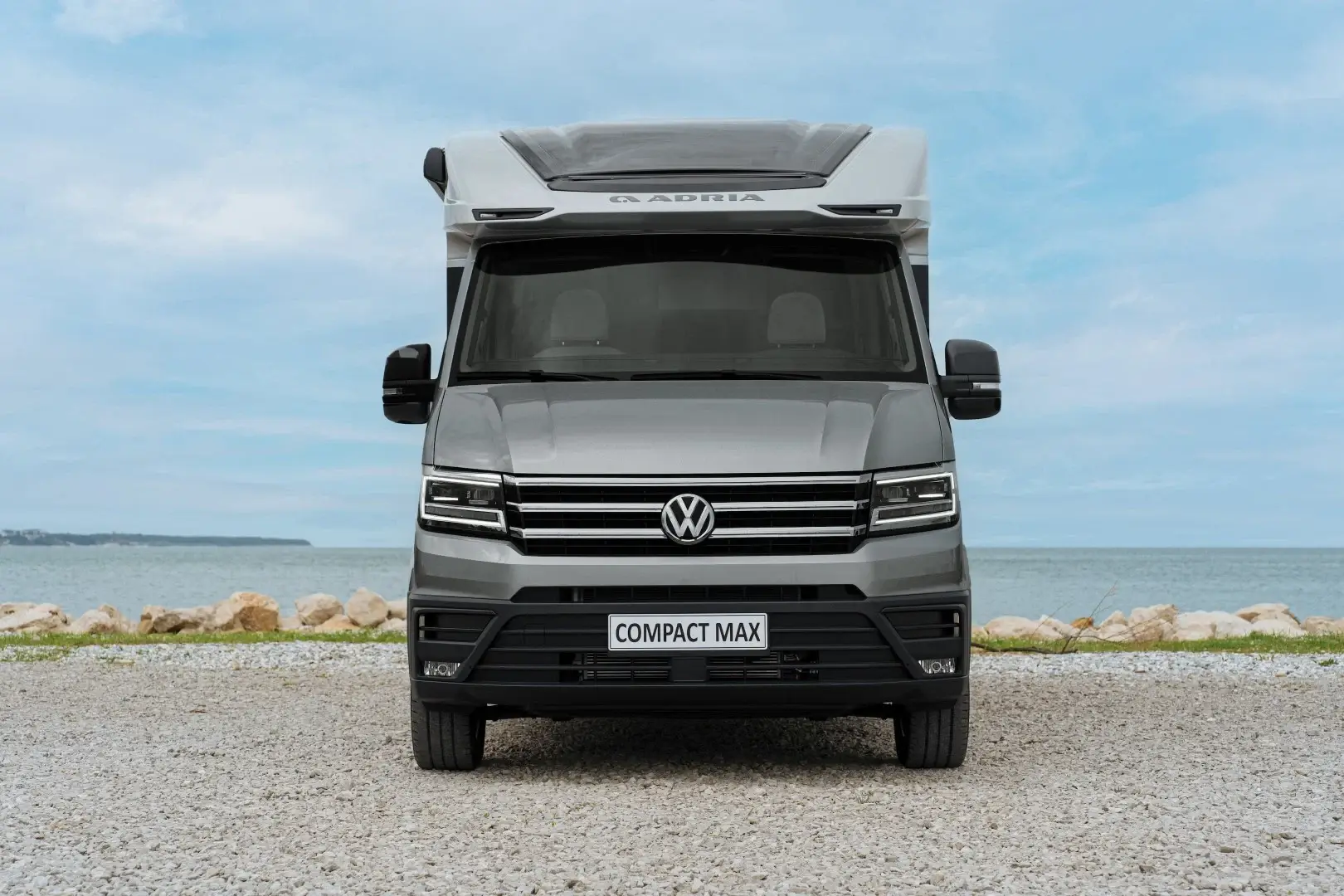 Frontansicht des Adria Compact Max mit Volkswagen Crafter Cockpit