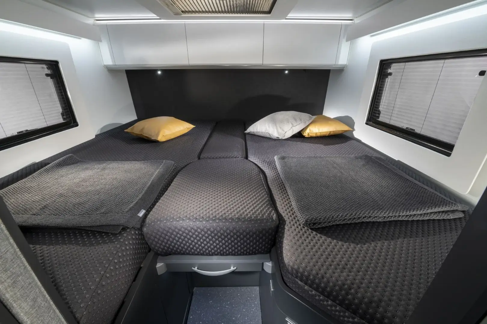 Verbundene Liegefläche im Heck des Adria Compact Max DL