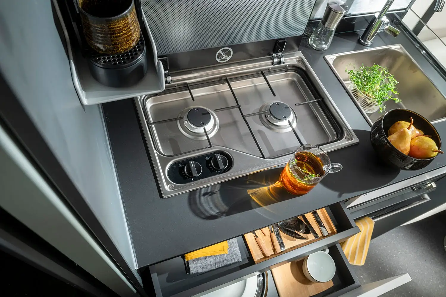Kocher und Arbeitsfläche im Adria Compact Max DL