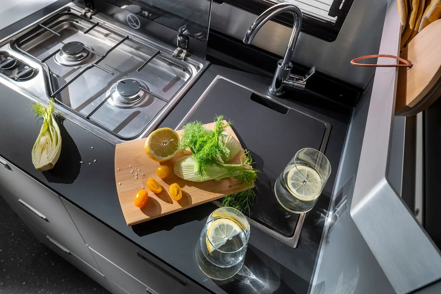 Detail der Küche im Adria Compact Max SL