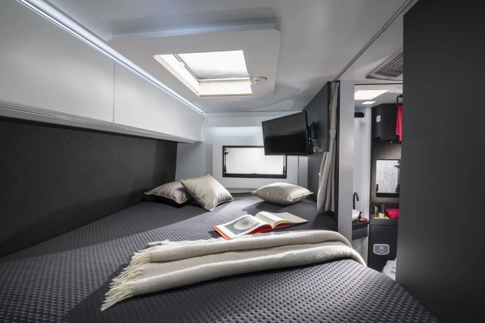 Queensbett im Heck des Adria Compact Max SP