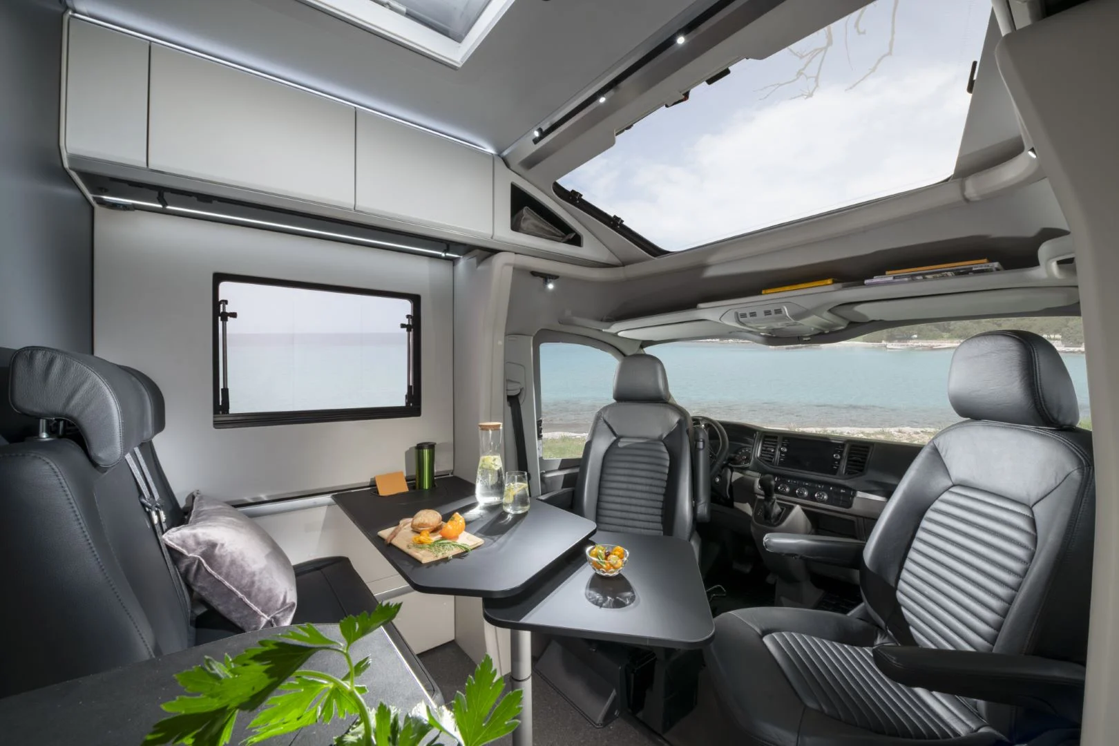Sitzgruppe im Adria Compact Max SL