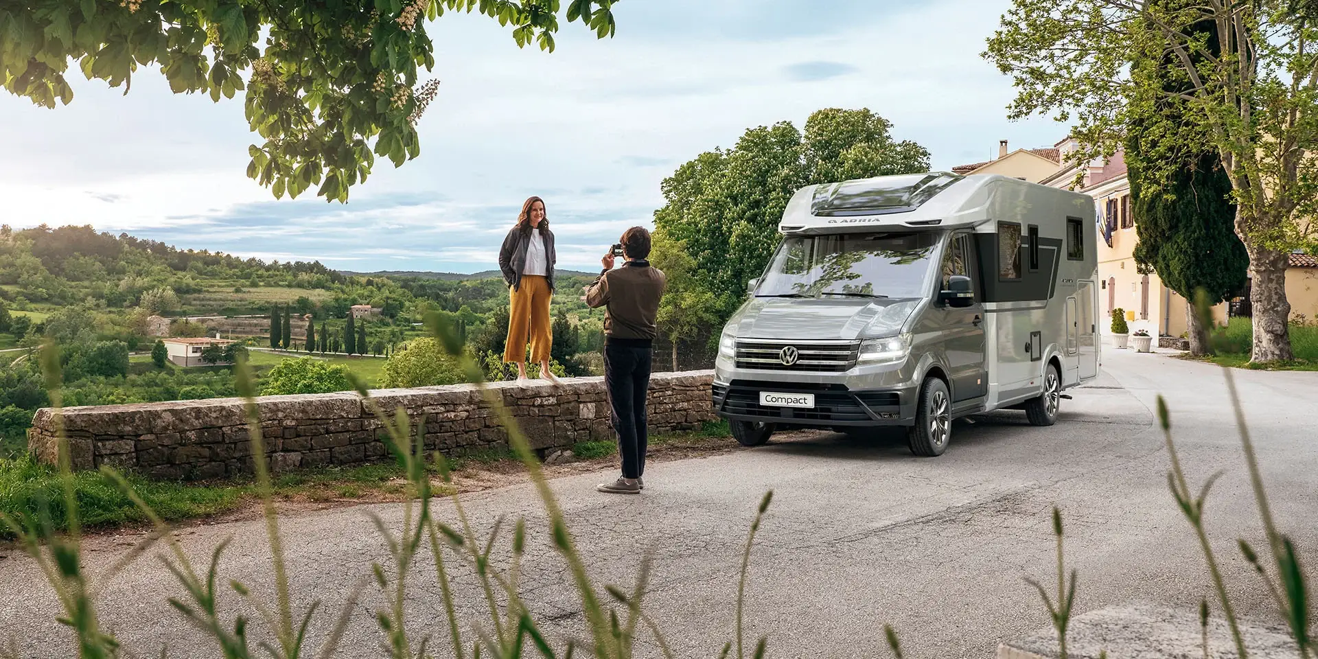 Adria Compact Max auf Volkswagen Crafter in der Landschaft