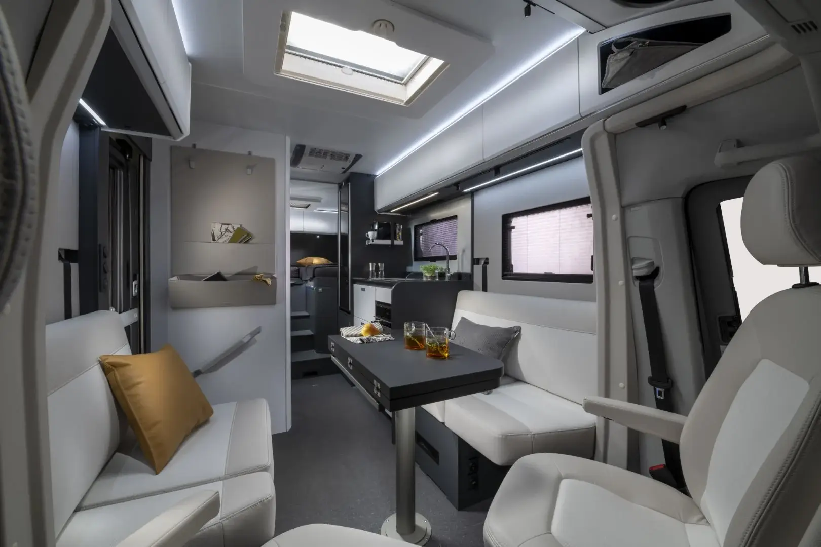 Wohnraum im Adria Compact Max DL