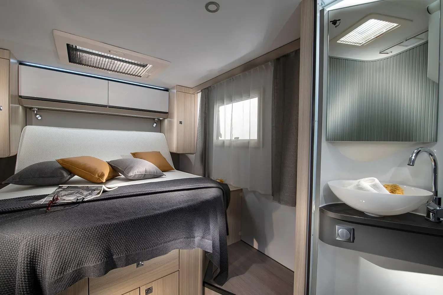Queensbett im Heck des Adria Compact Supreme