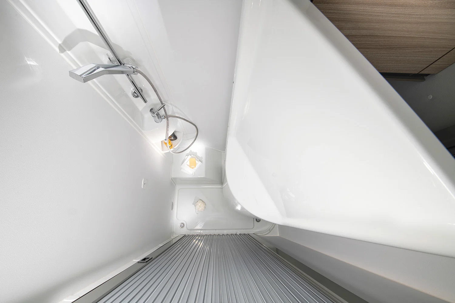Waschbecken im Bad des Adria Compact