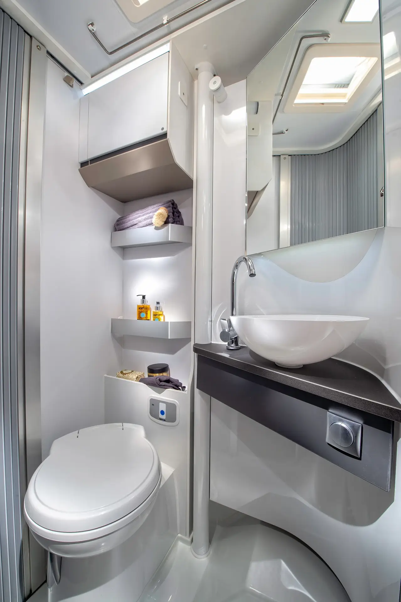 Waschraum im Adria Compact DL