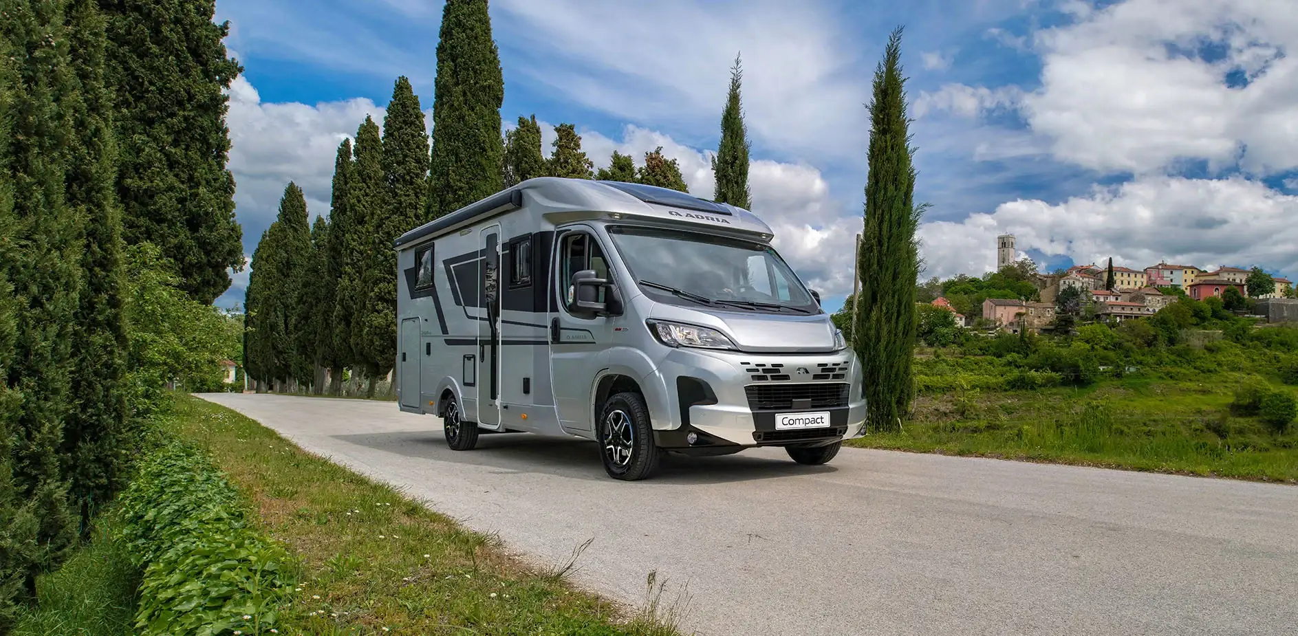 Adria Compact Teilintegrierter auf einer schmalen Landstraße