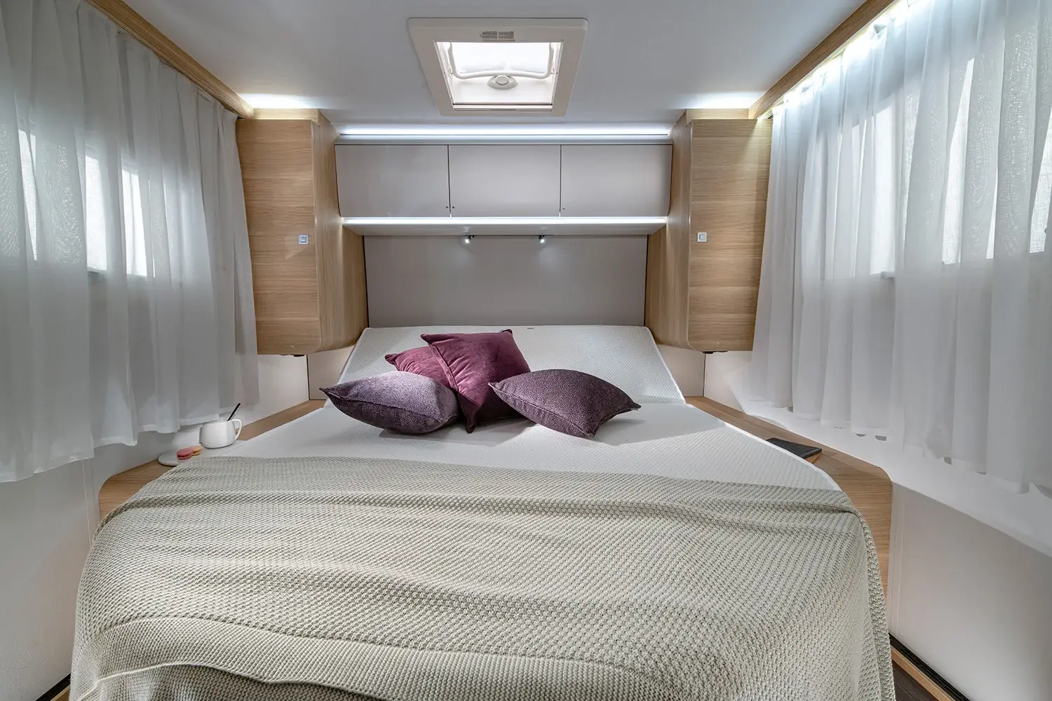 Inselbett im Heck des Adria Coral Axess