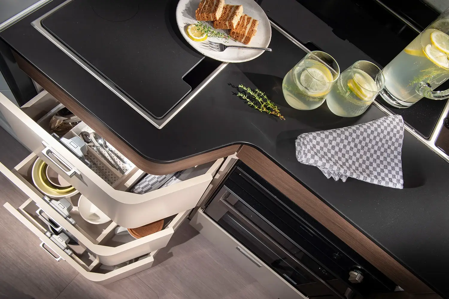 Küchenschubladen mit Besteckeinsatz im Adria Coral