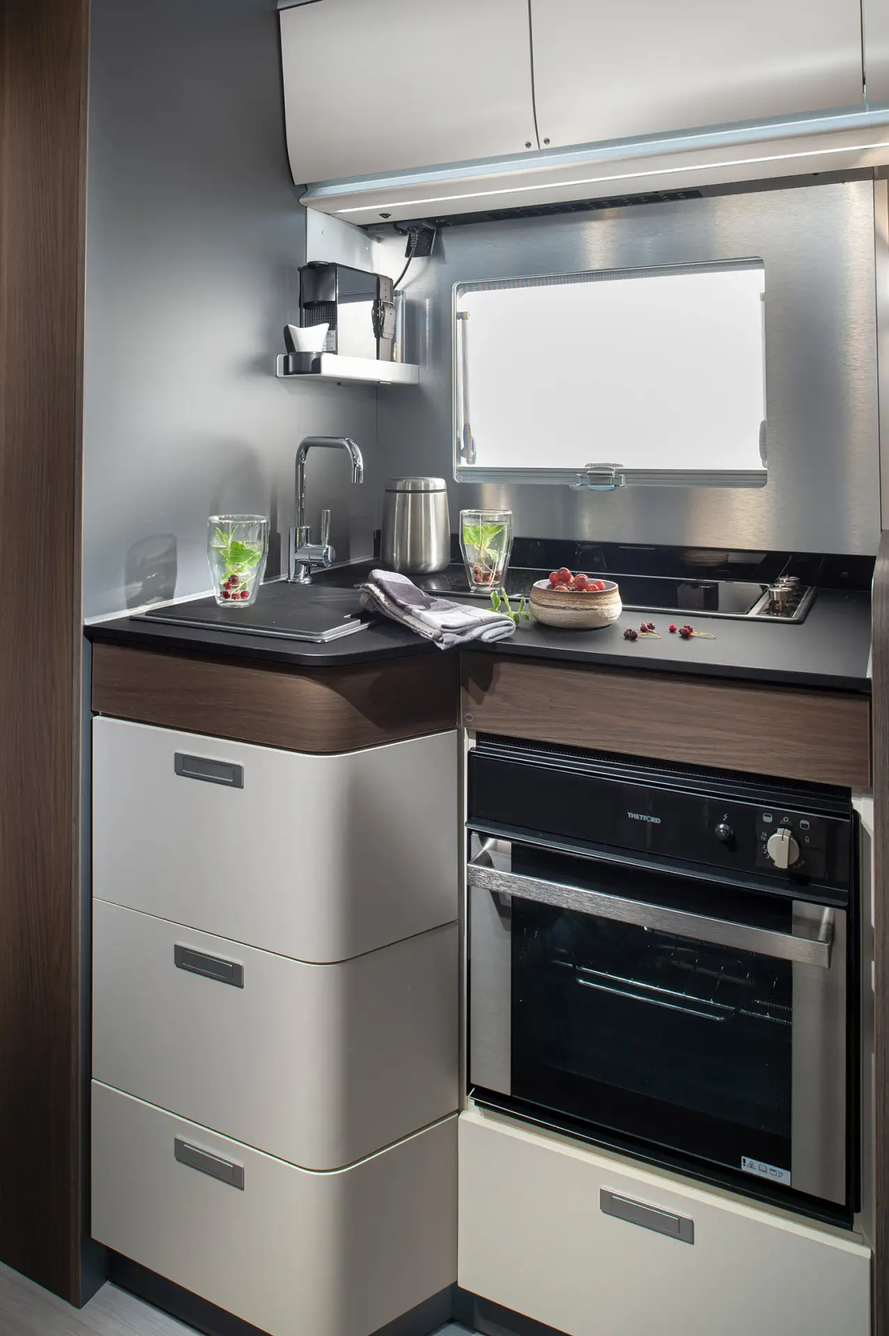 Küche im Adria Coral Supreme 670 DC