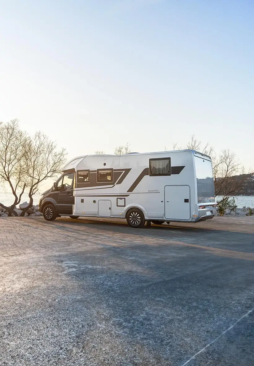 Adria Coral auf Fiat Ducato mit heller Aufbaulackierung
