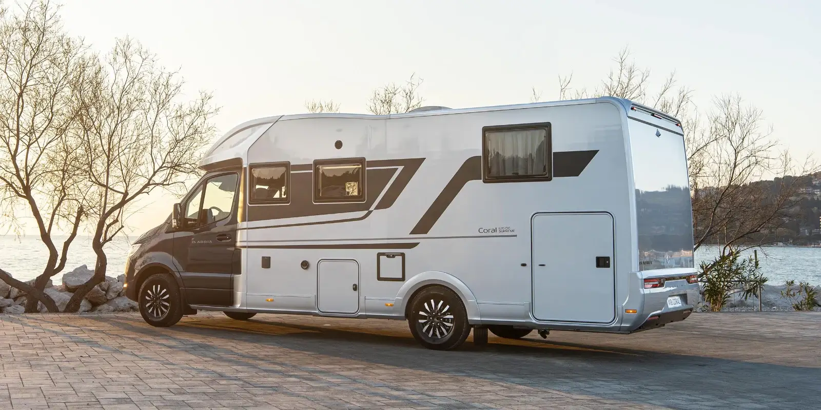 Adria Coral auf Mercedes-Benz Sprinter in der Seitenansicht