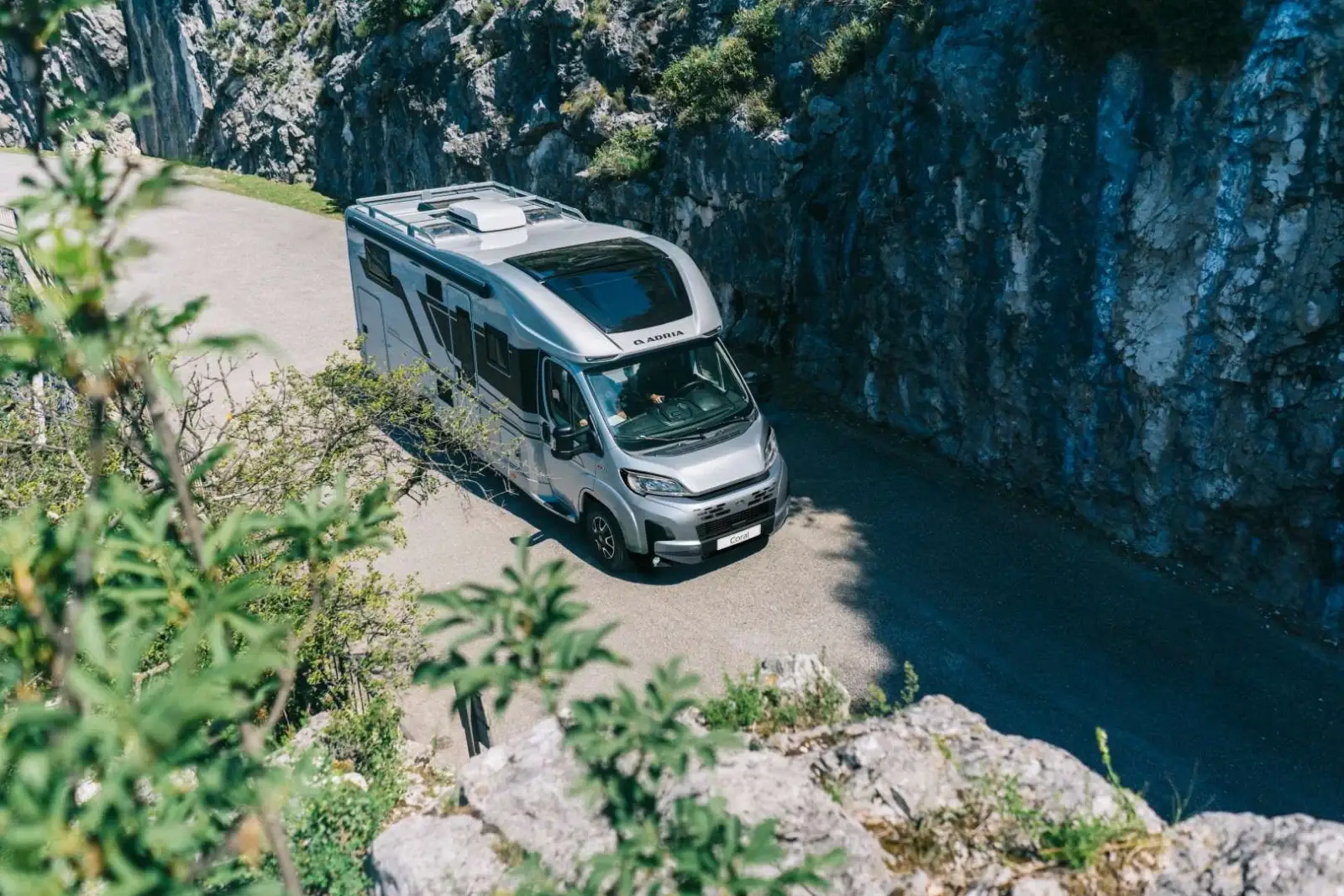 Adria Coral Wohnmobil auf einem Stellplatz am Wasser
