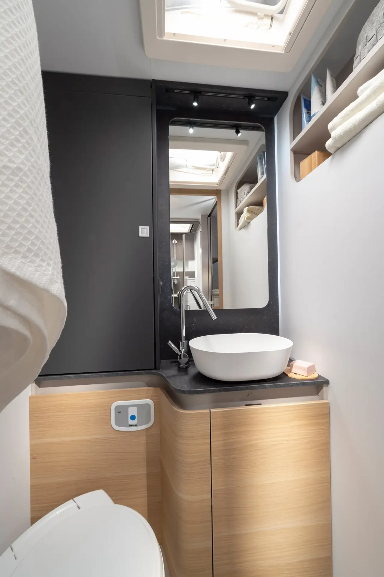 Waschraum im Adria Coral 670 SL Plus