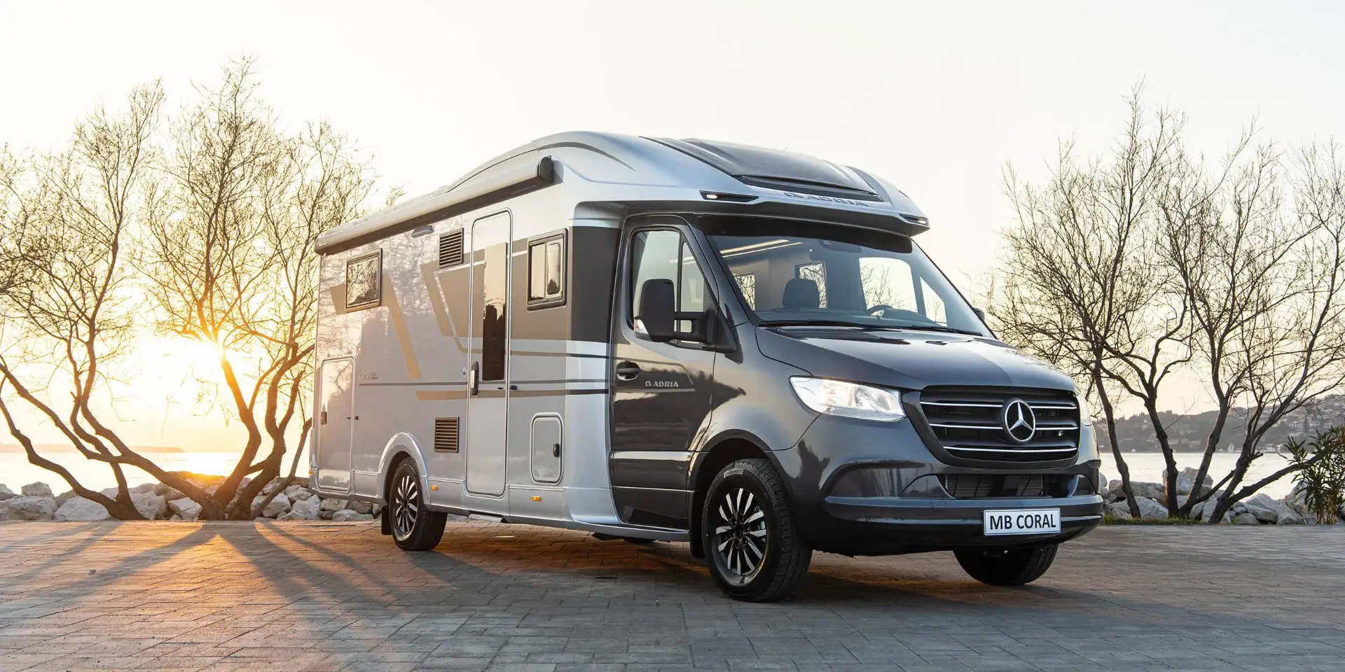 Adria Coral Teilintegrierter auf Mercedes-Benz Sprinter in der Abendsonne