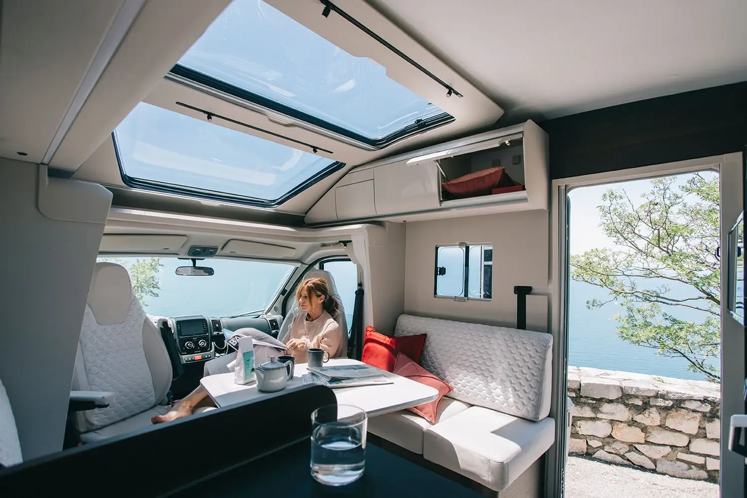 Wohnraum im Adria Coral mit Panorama-Dachfenster