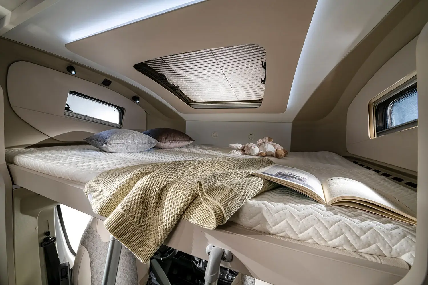 Alkovenbett über dem Fahrerhaus im Adria Coral XL