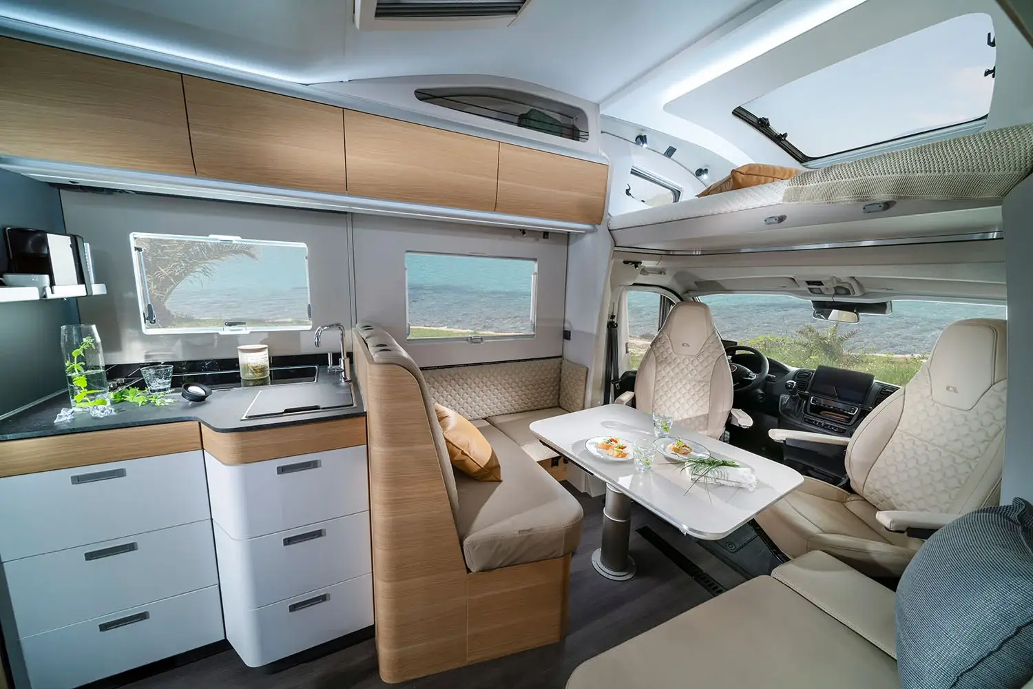Dinette im Adria Coral XL Plus 650