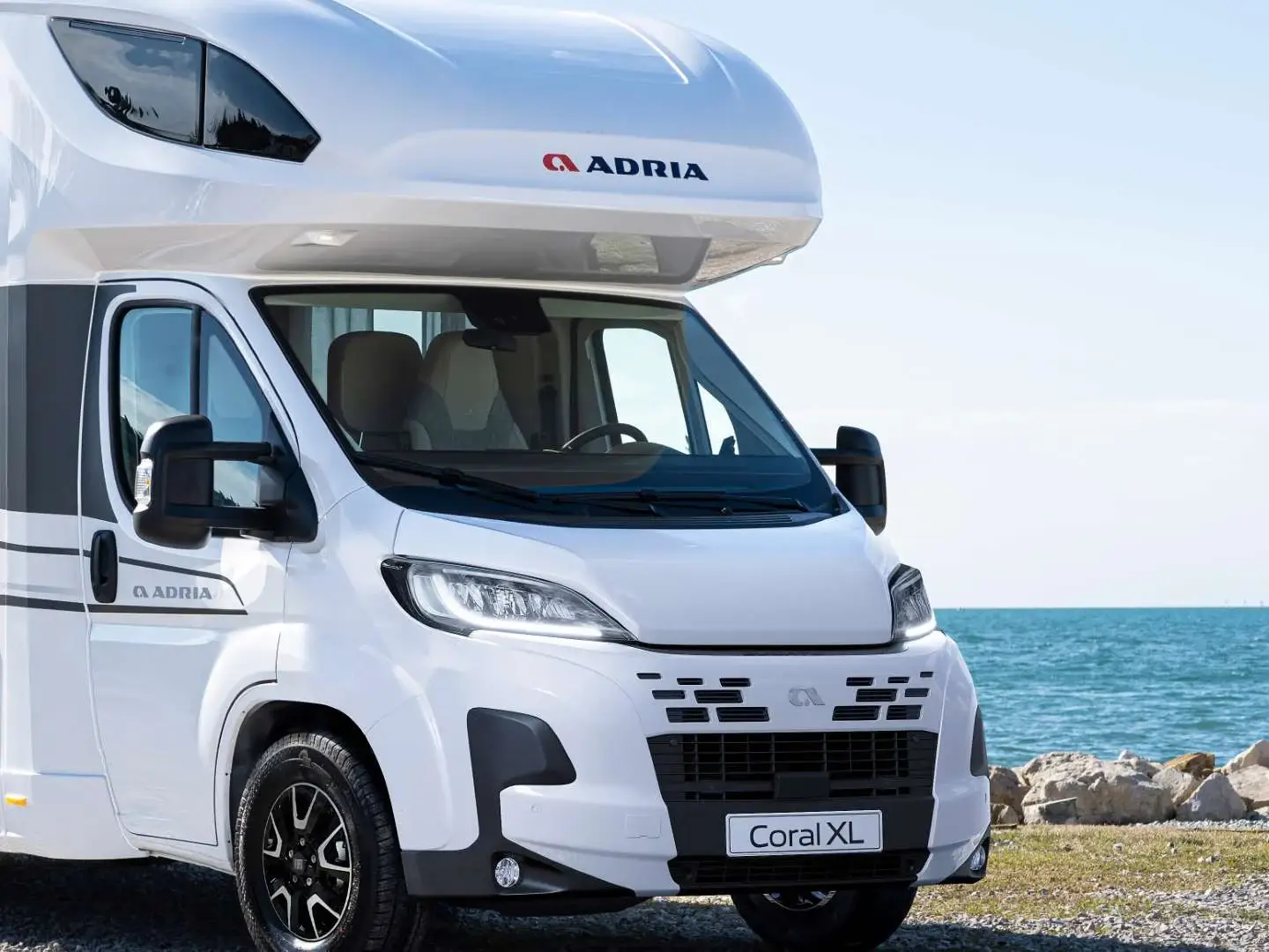 Frontansicht des Adria Coral XL mit Alkoven
