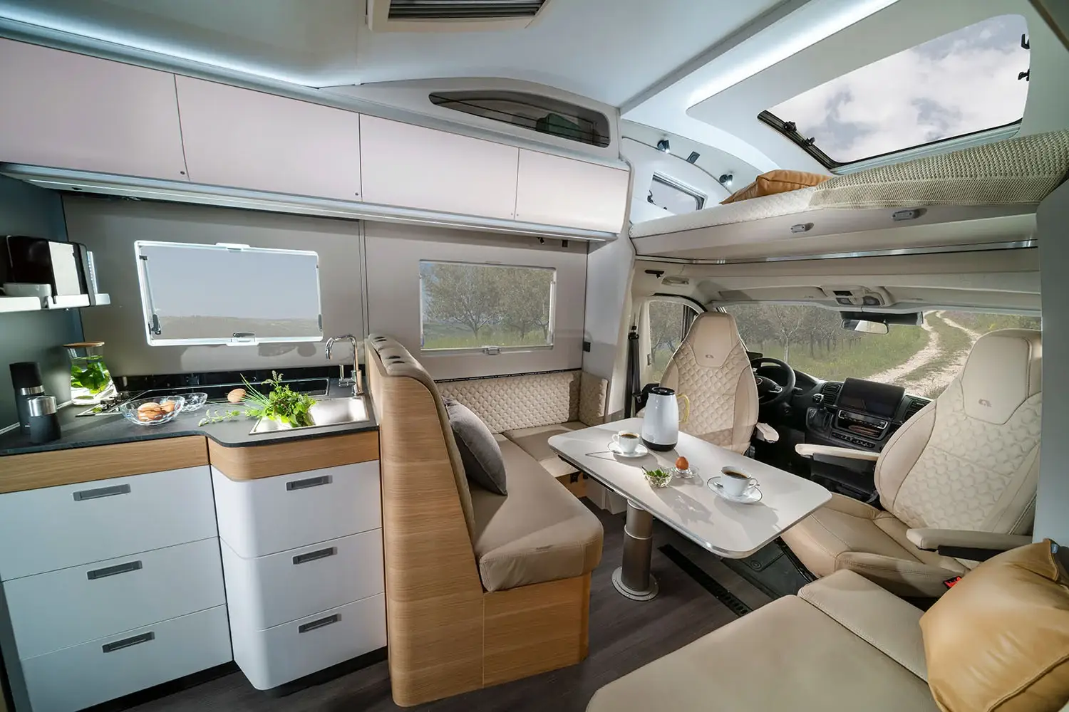 Küchenzeile und Sitzgruppe im Adria Coral XL