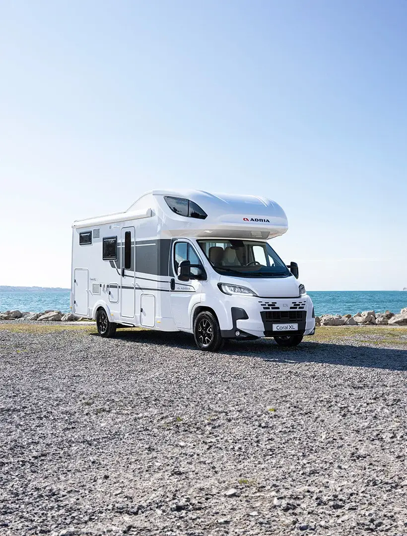 Adria Coral XL auf einem Stellplatz am Wasser