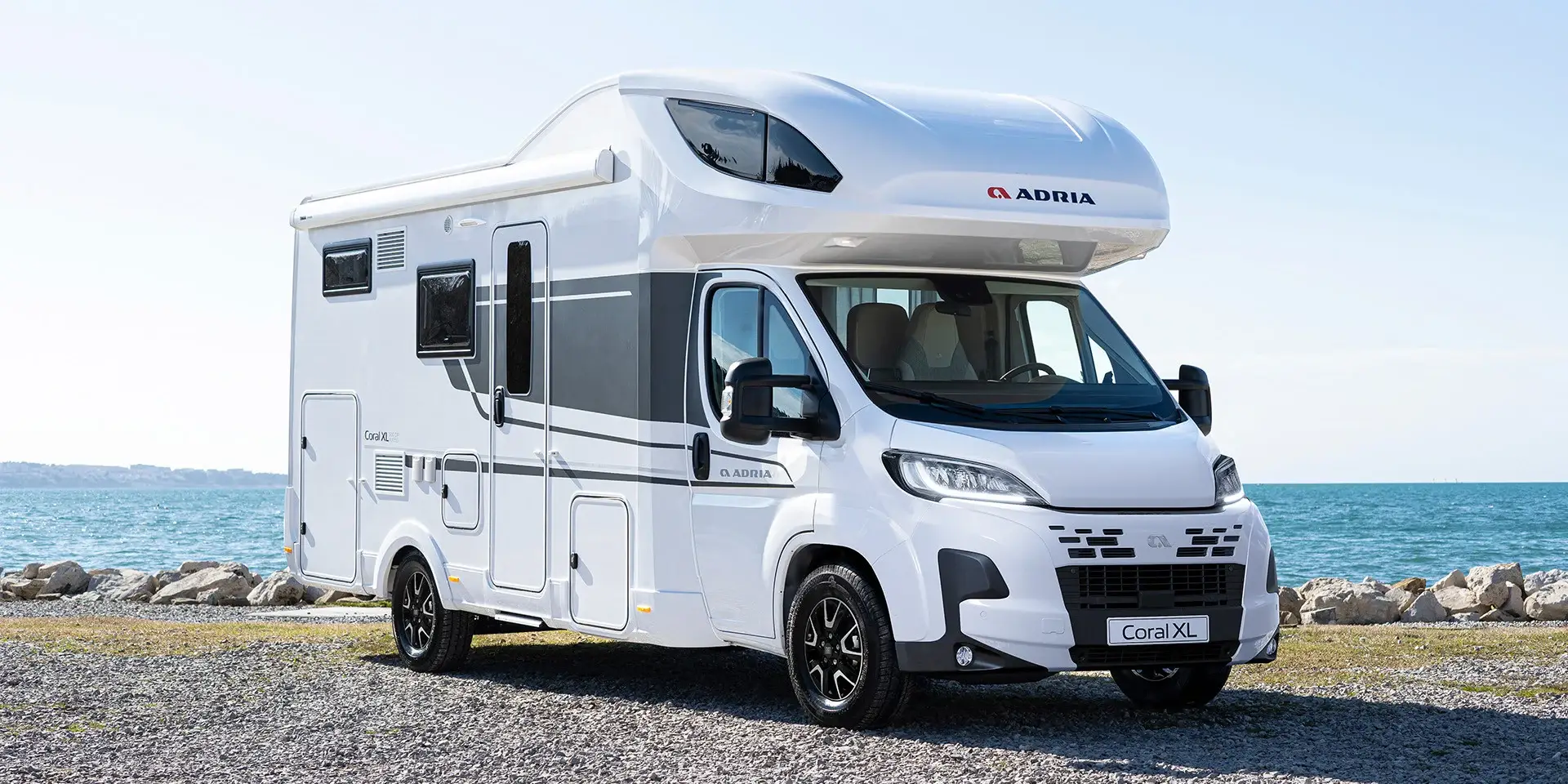 Adria Coral XL Alkoven-Wohnmobil am Ufer
