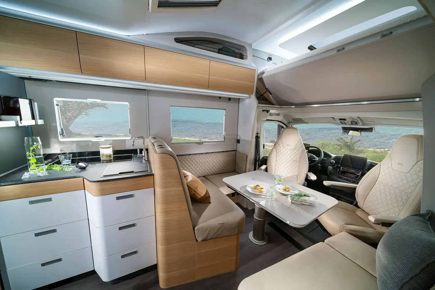Zusatzbett über der Sitzgruppe im Adria Coral XL
