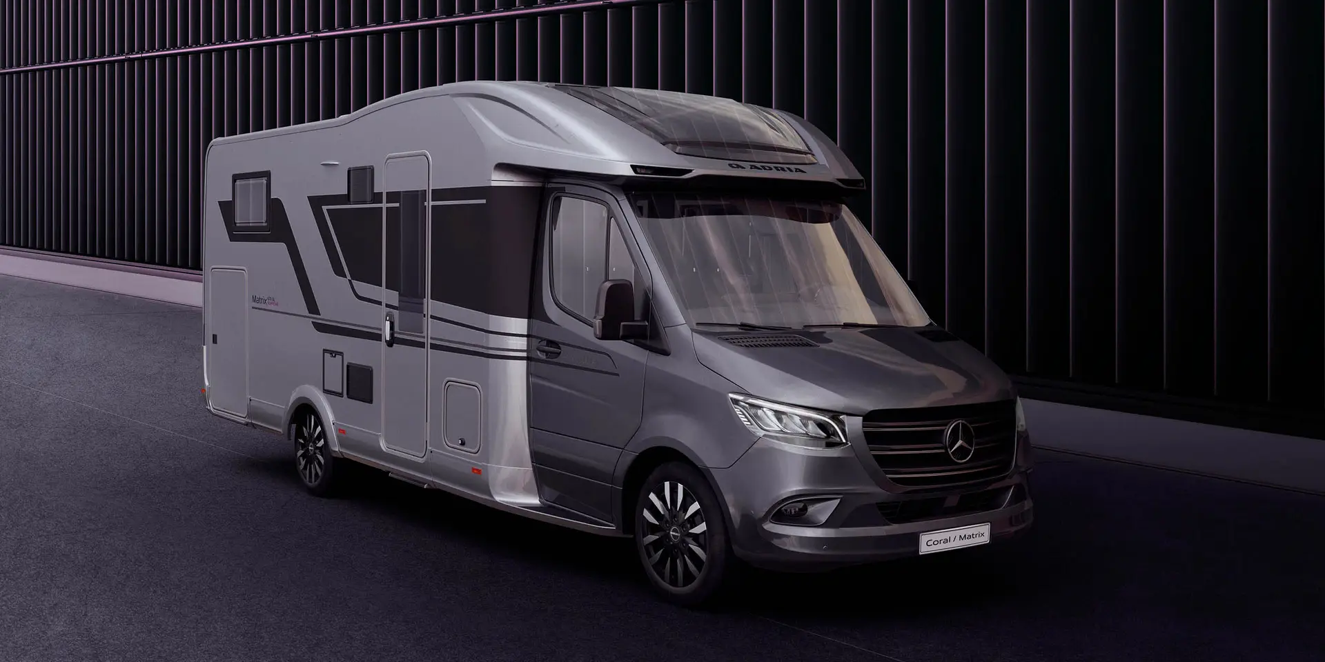 Adria Matrix auf Mercedes-Benz Sprinter in der Seitenansicht