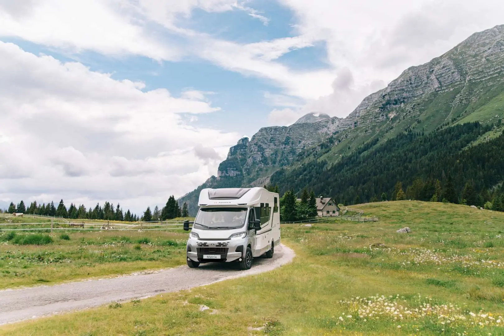 Adria Matrix Wohnmobil unterwegs in den Bergen