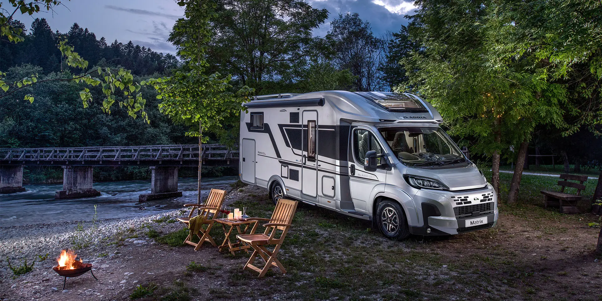 Adria Matrix teilintegriertes Wohnmobil am Stellplatz