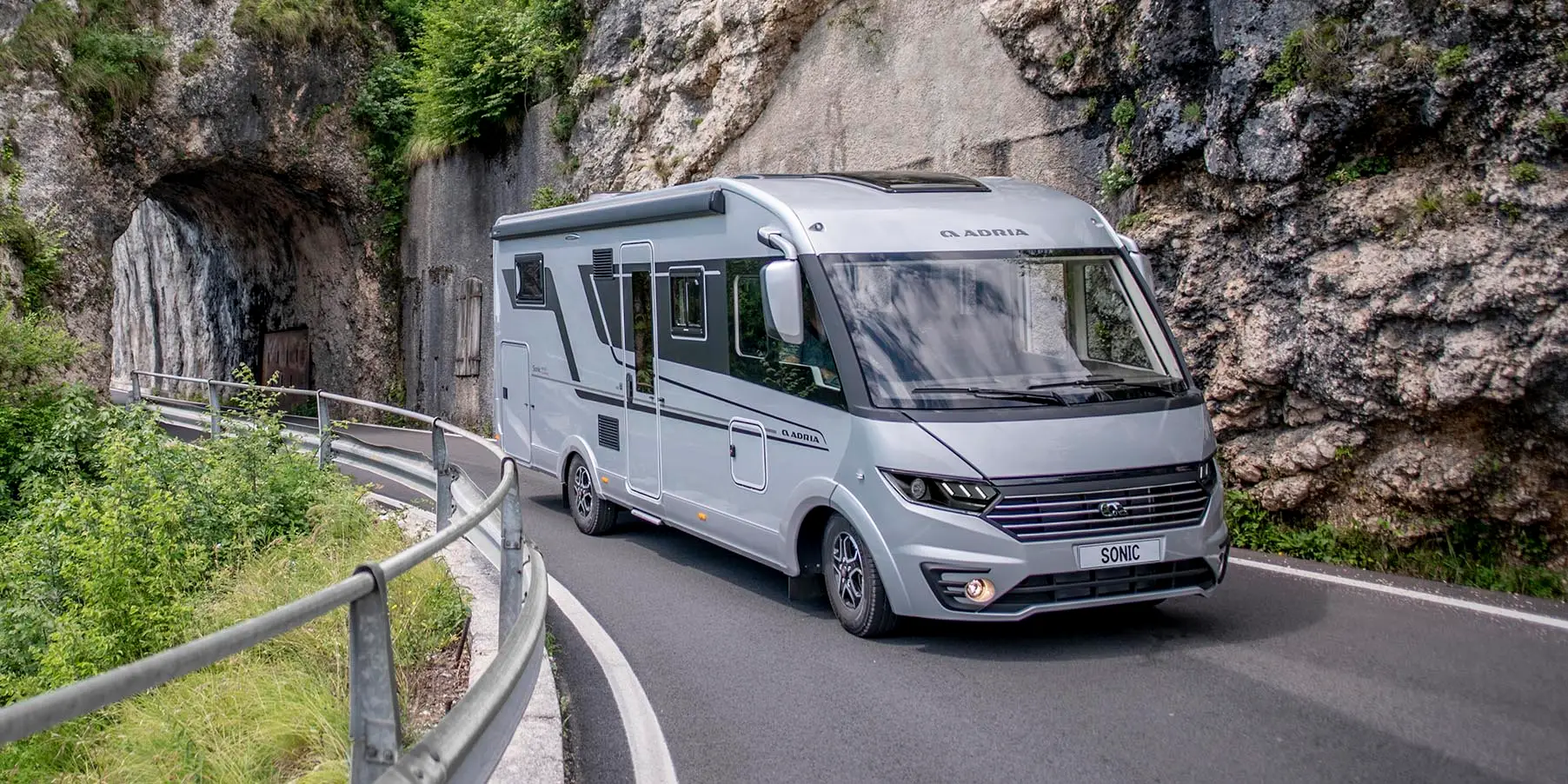 Adria Sonic Wohnmobil unterwegs auf einer Bergstraße