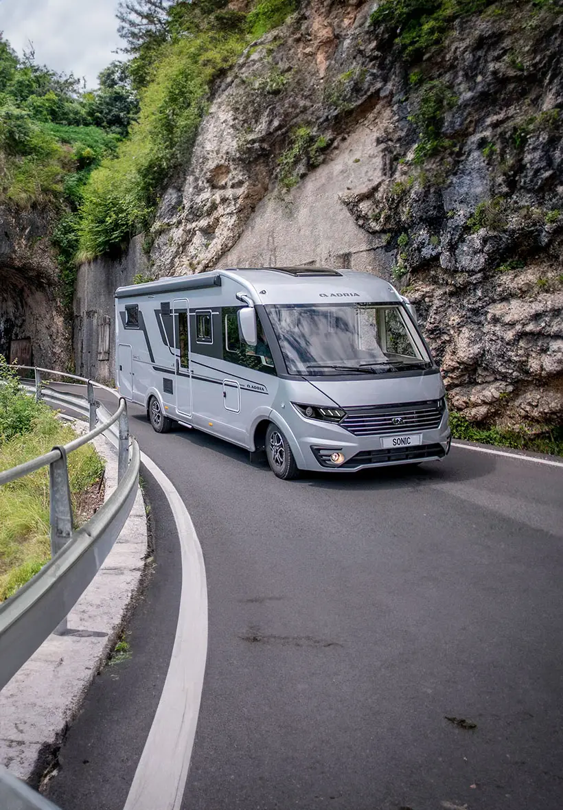 Adria Sonic Wohnmobil von vorne auf der Straße