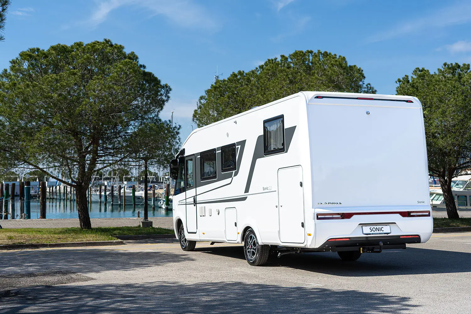 Adria Sonic Wohnmobil von hinten