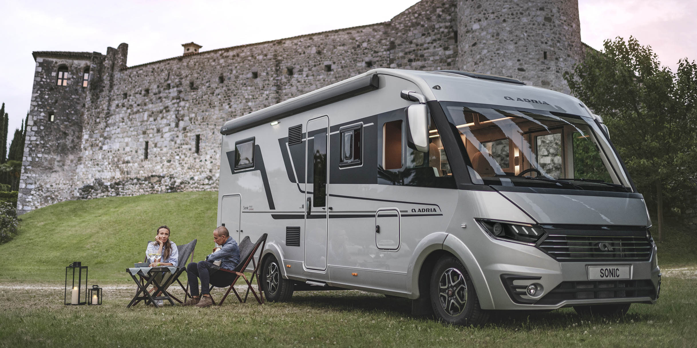 Adria Sonic Wohnmobil in der Seitenansicht