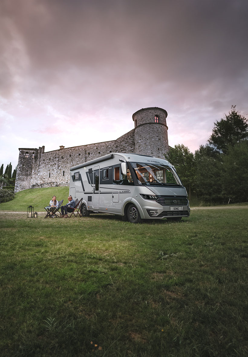 Adria Sonic Wohnmobil auf einem Stellplatz