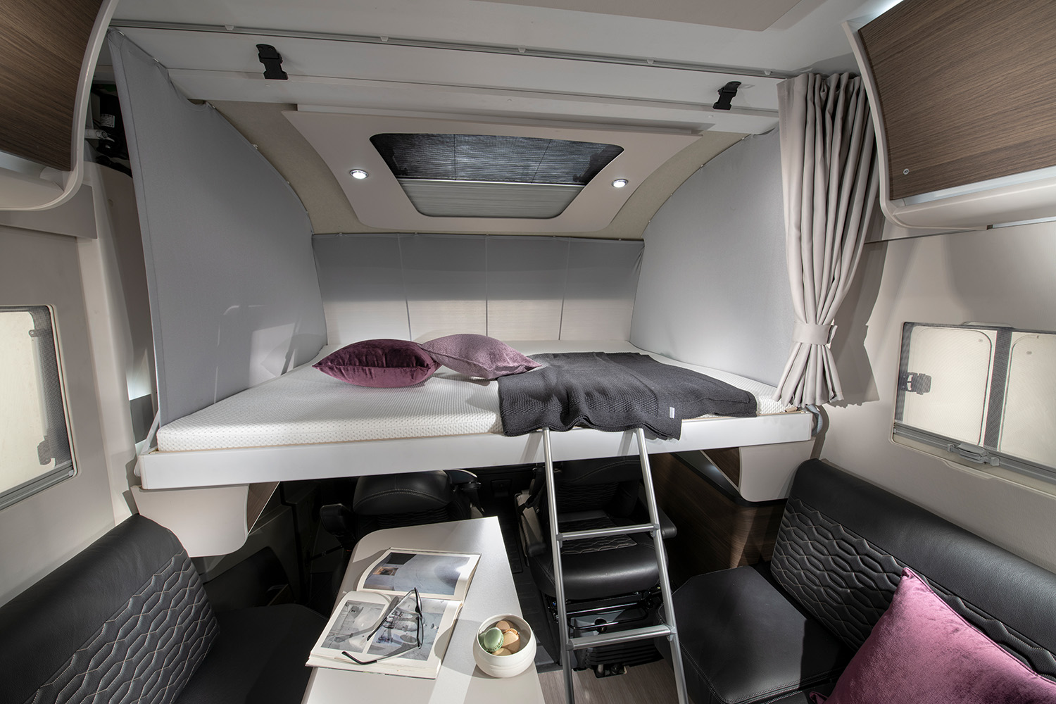 Integriertes Hubbett im Adria Sonic Wohnmobil