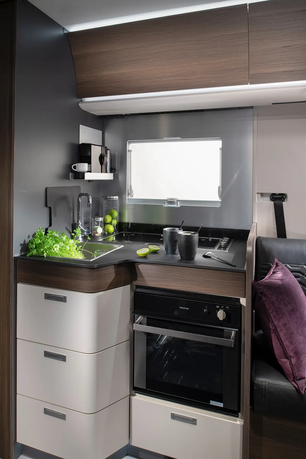 Küche im Adria Sonic Wohnmobil