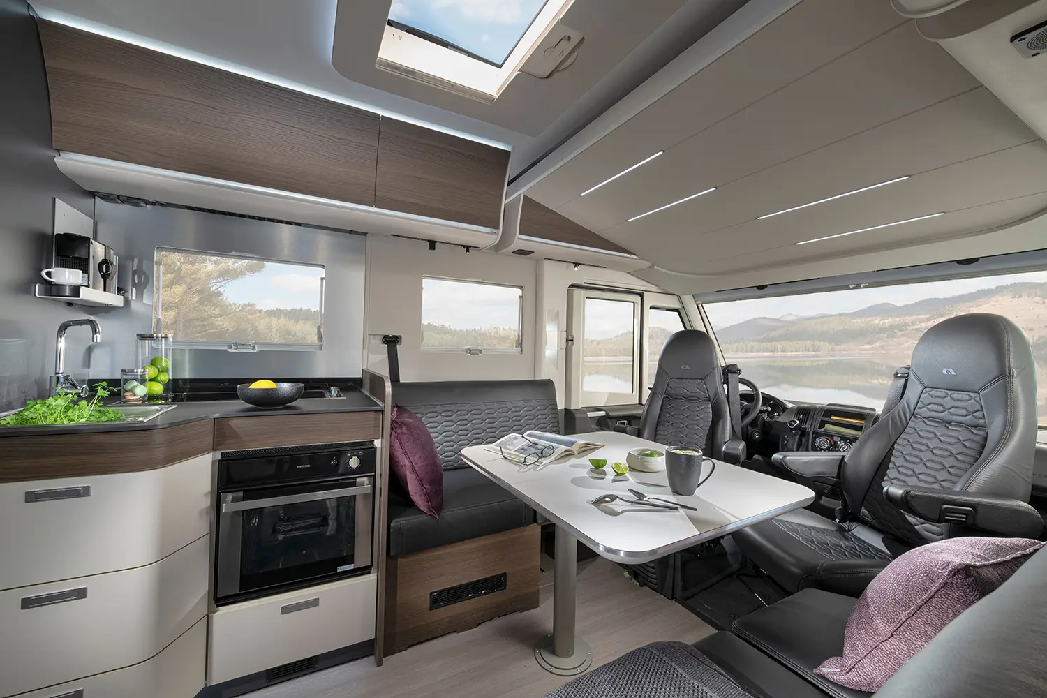 Sitzgruppe im Adria Sonic Wohnmobil
