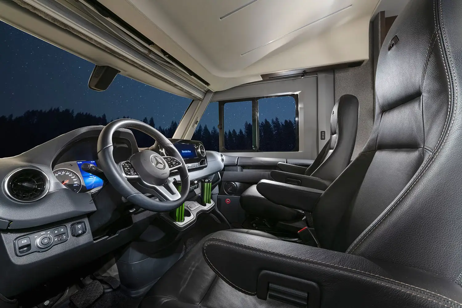 Adria Supersonic Cockpit mit drehbaren Fahrersitzen