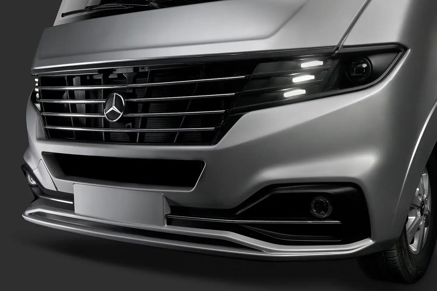 Adria Supersonic Frontgrill mit Hella Tagfahrlicht