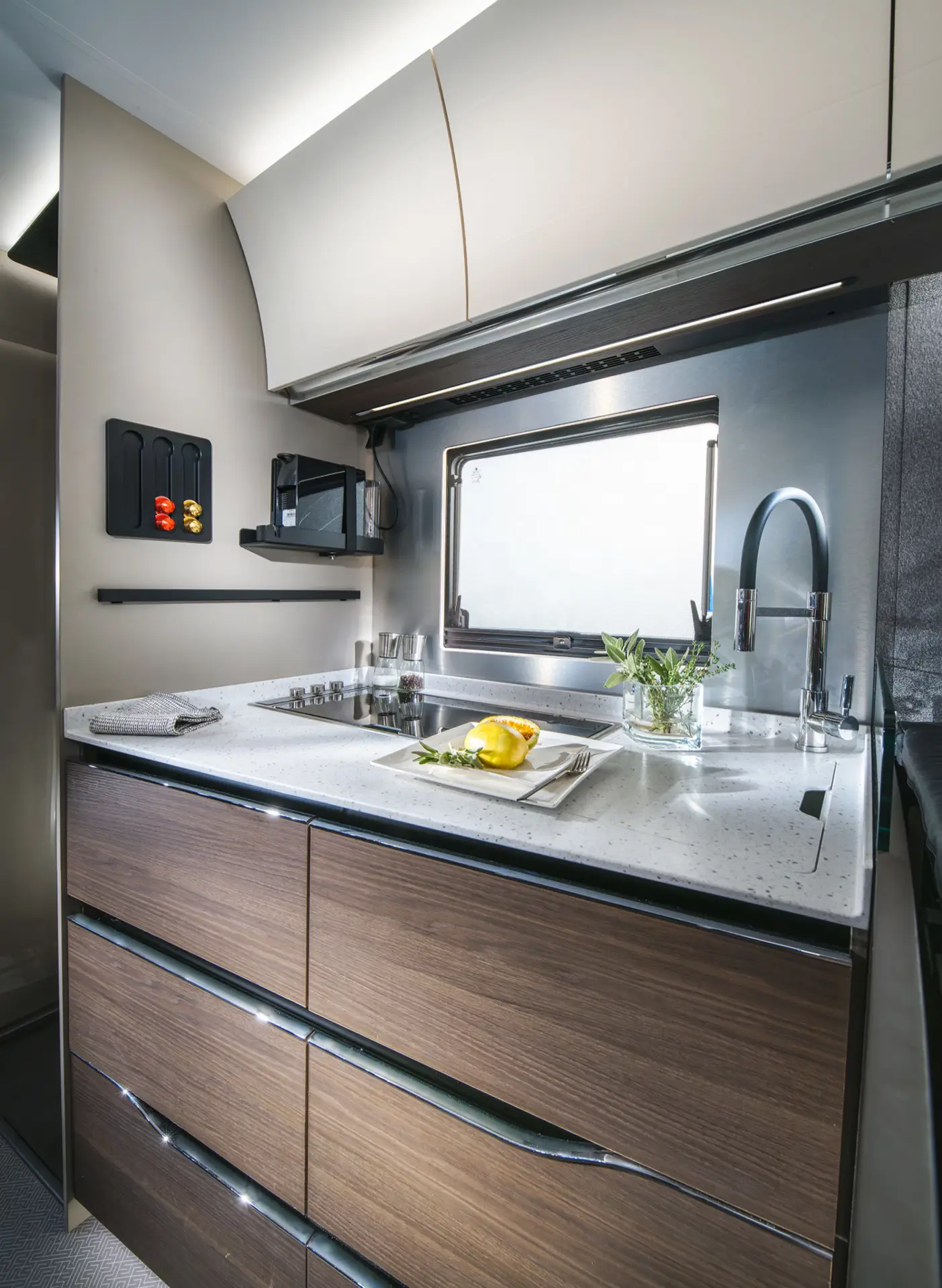 Adria Supersonic Küchenspüle mit Fenster