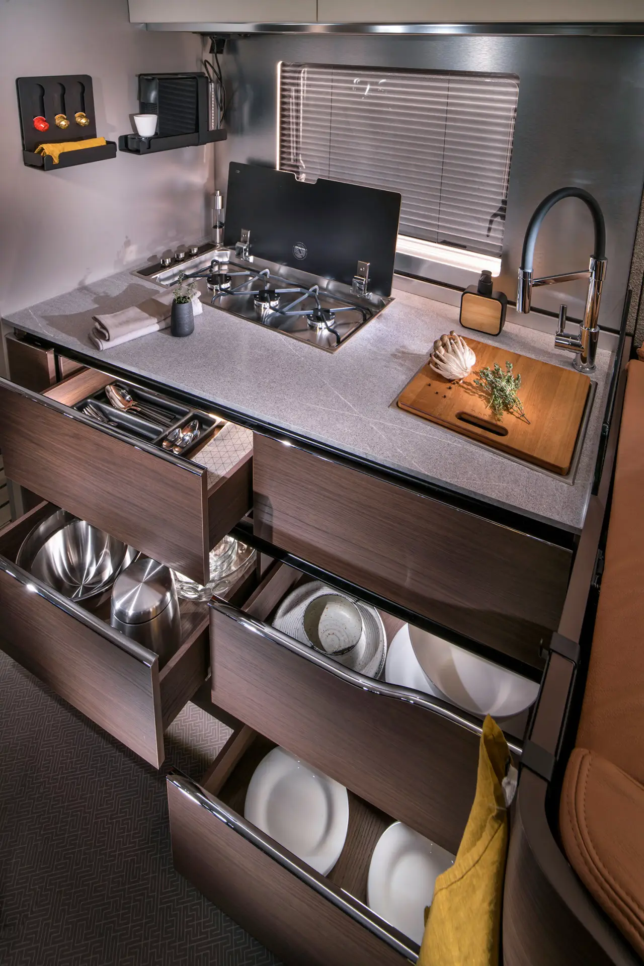 Adria Supersonic Küche mit Schubladen und Stauraum