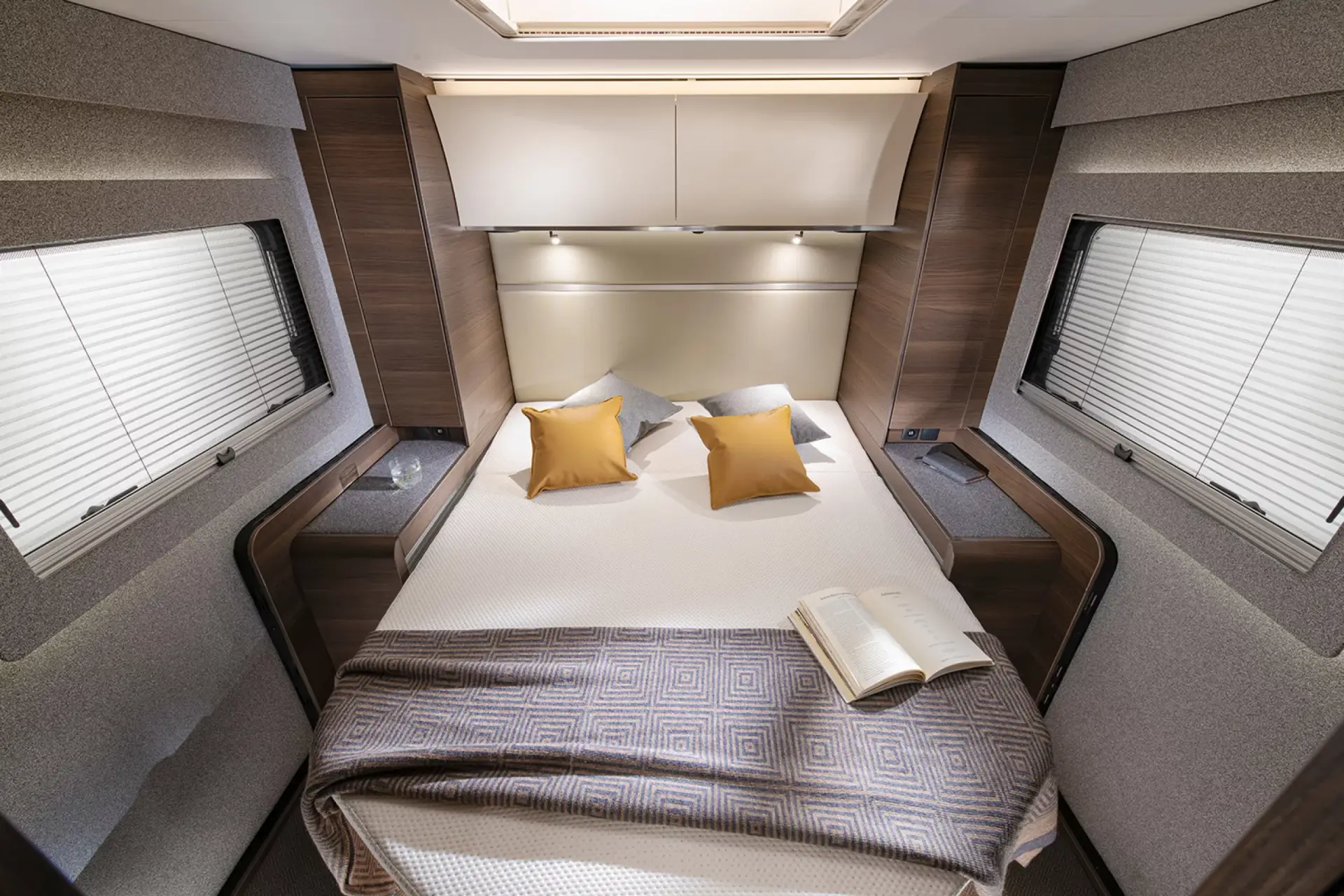 Adria Supersonic Schlafzimmer mit Doppelbett
