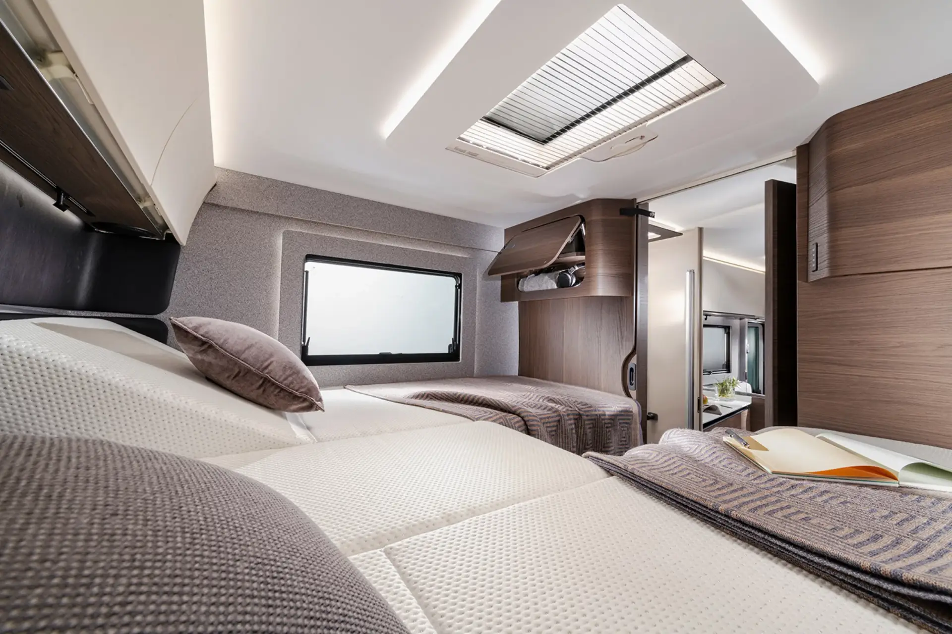 Adria Supersonic Schlafzimmer mit TV-Halterung
